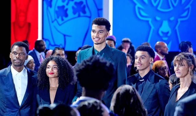 开云APP-【人物】文班亚马改变NBA时代？长臂2米44天才不自傲