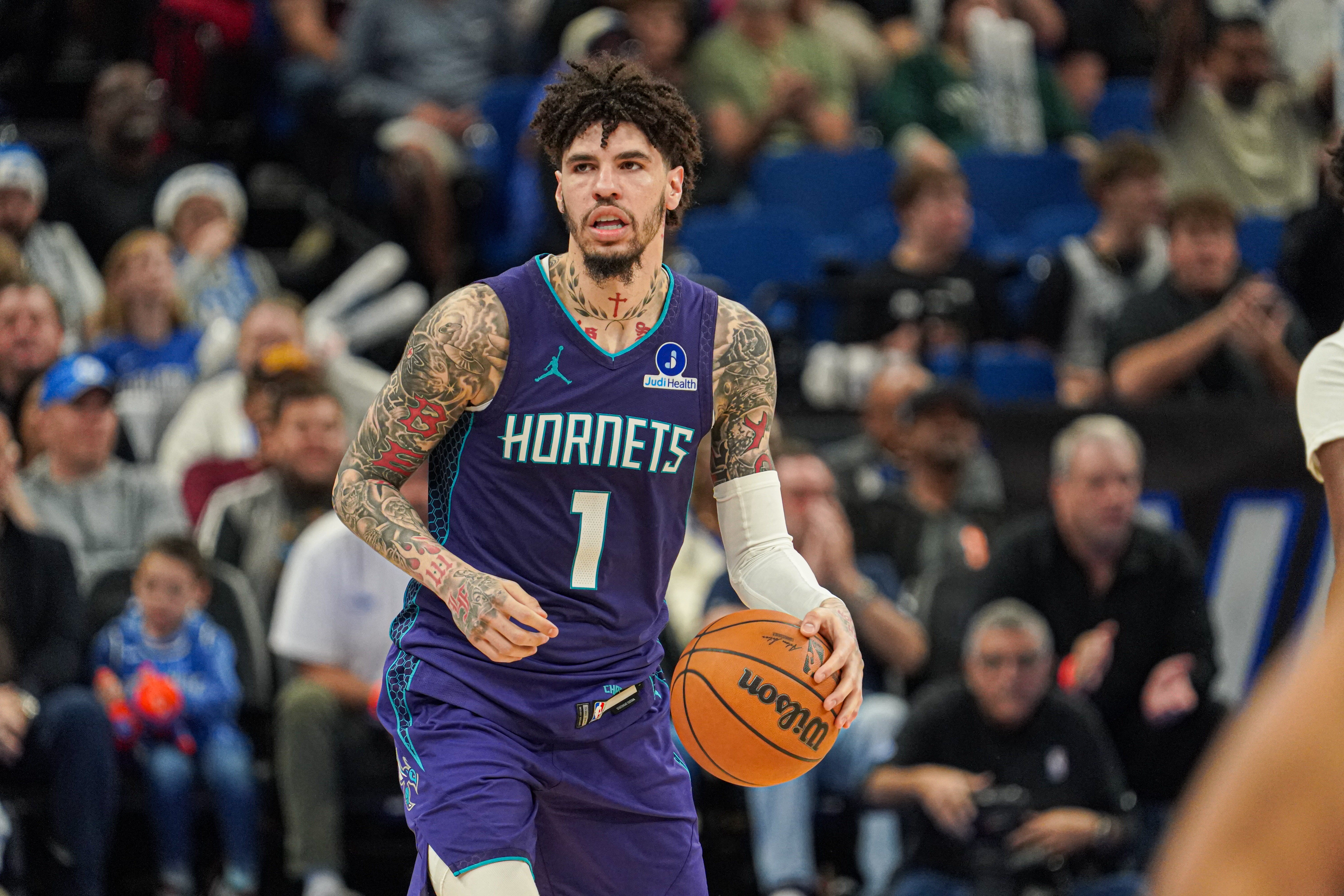 开云下载-全员一点手感都没有！黄蜂半场50投仅13中&amp;命中率26% 三分24中3