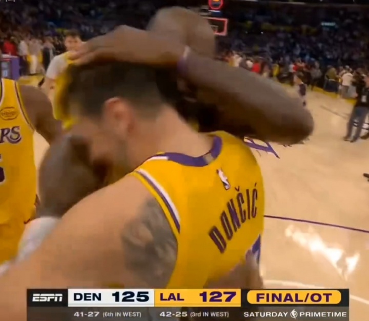 开云体育-❤️爱你!比赛结束后詹姆斯第一时间从后场狂奔回去和东契奇拥抱